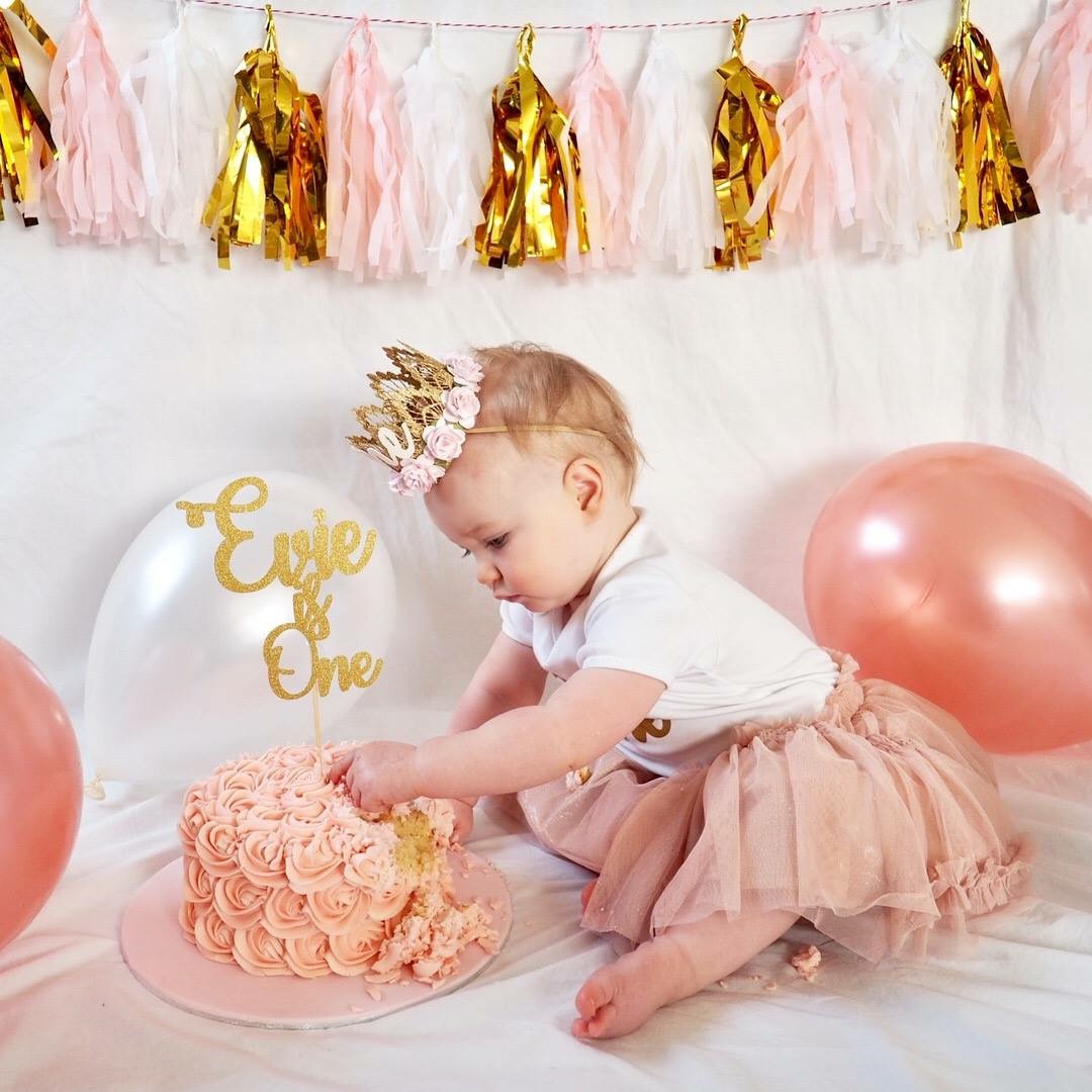 Cake smash birthday girl